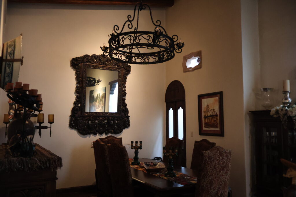 cómo decorar con muebles coloniales