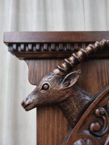 escultura en madera para muebles personalizados