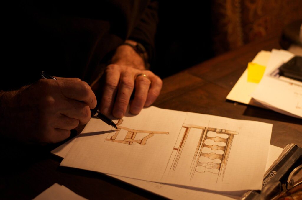 Jorge kurczyn diseñando mueble western