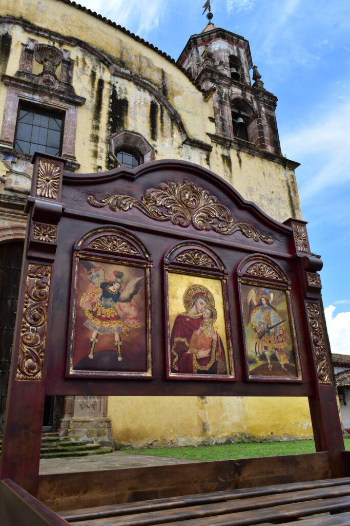 muebles de diseño para complementar murales artisticos