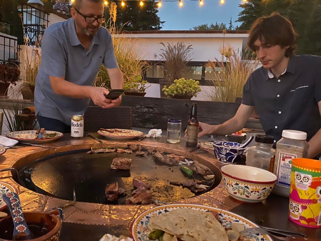 Mesa con parrilla integrada