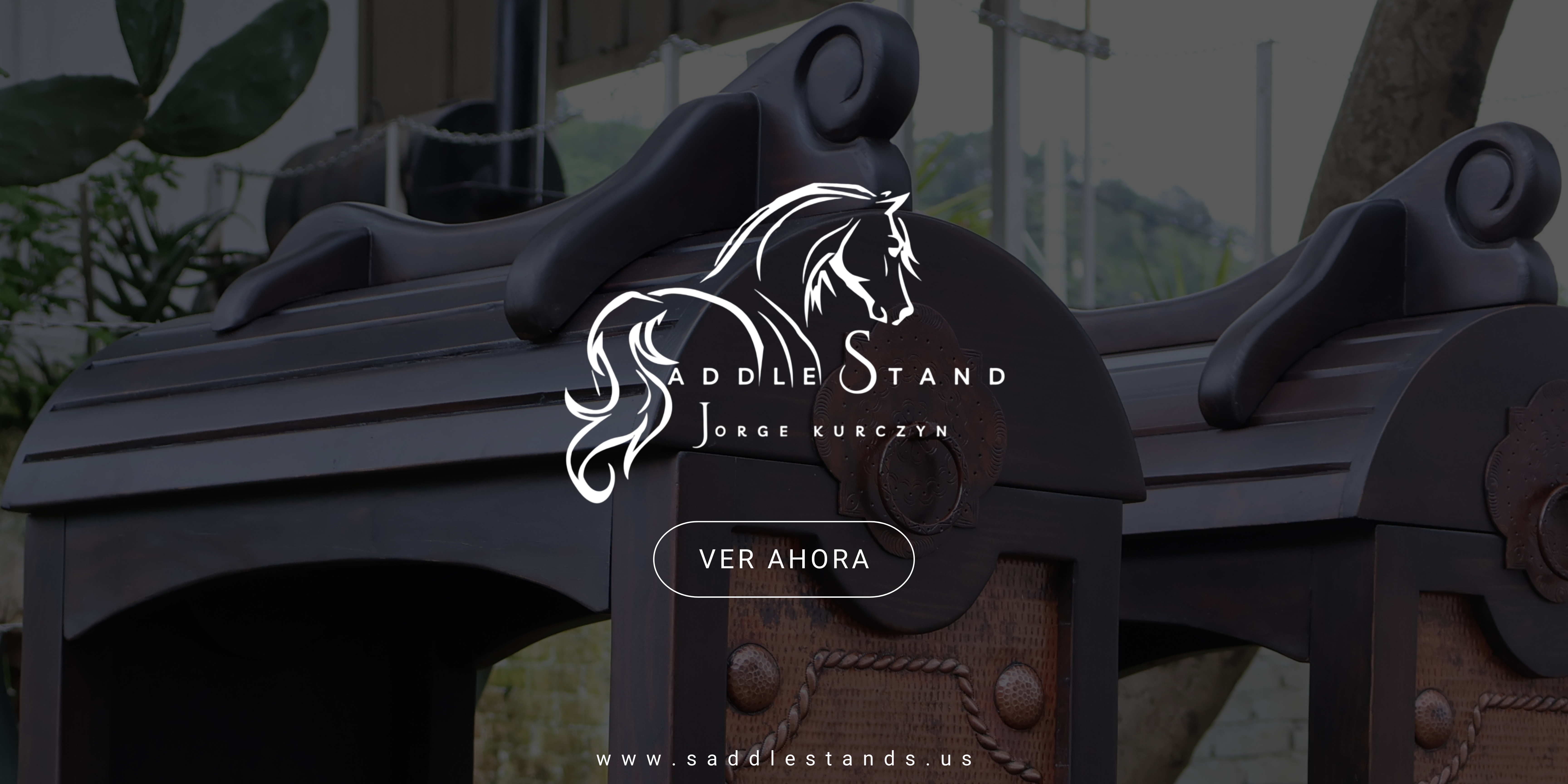 esculturas de cobre y madera en saddle stands
