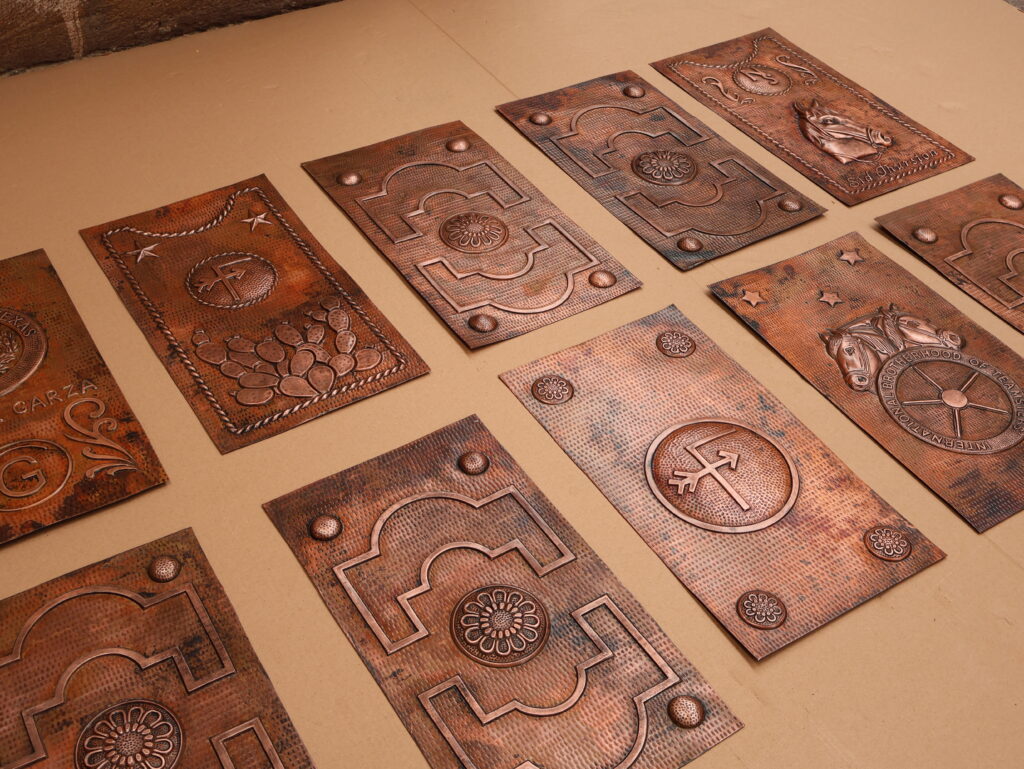 esculturas en metal y madera para interiores