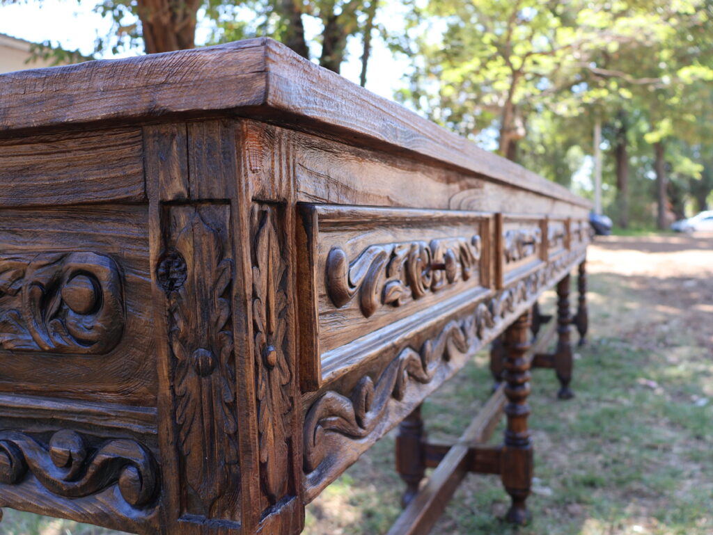 muebles rústicos con detalles esculpidos