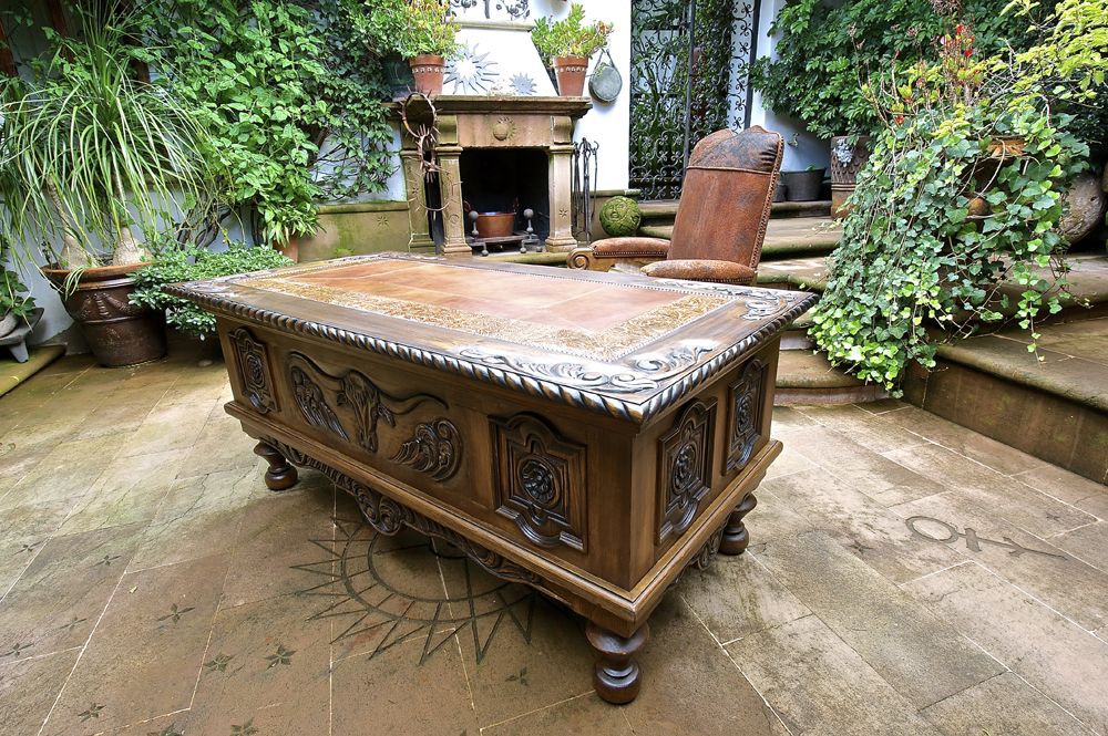 muebles western con detalles artísticos en madera