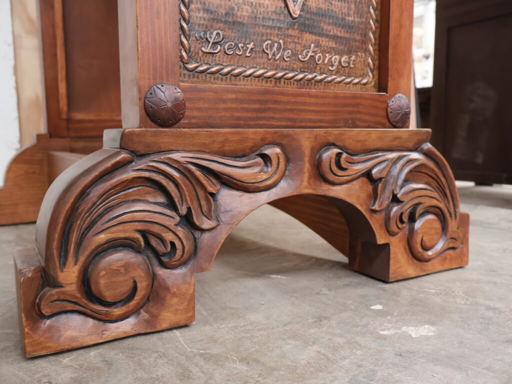 muebles y soportes de montura con detalles en cobre