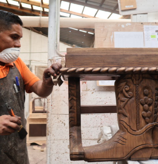pintura en madera tecnica tradicional aplicada a muebles rusticos