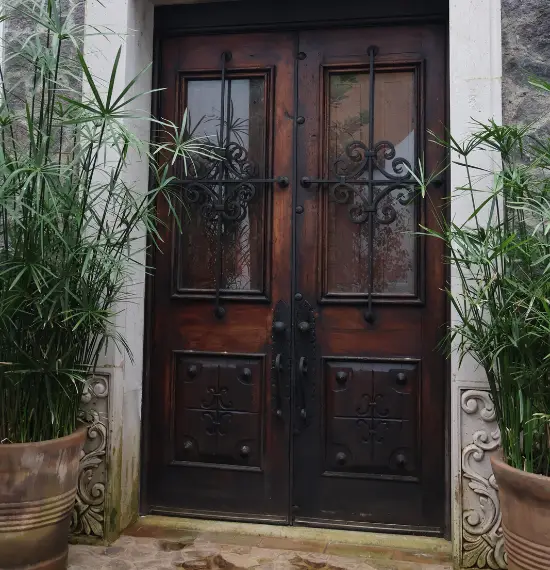 puerta-colonial-con-escultura